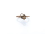 Gros plan sur une bague en or ornée d'une perle