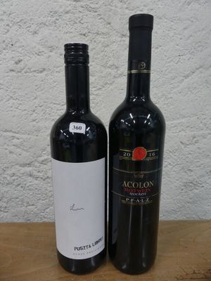 deux bouteilles de vin posées sur une table l'une à côté de l'autre