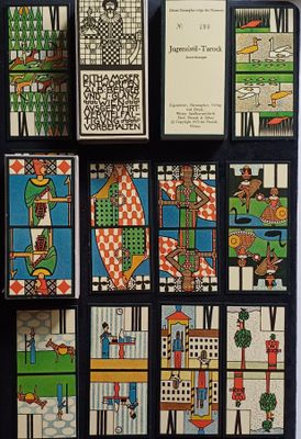 de nombreuses cartes exposées sur une table