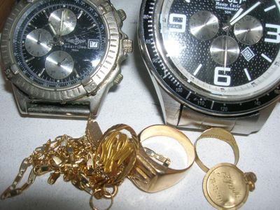 deux montres assises l'une à côté de l'autre sur une table