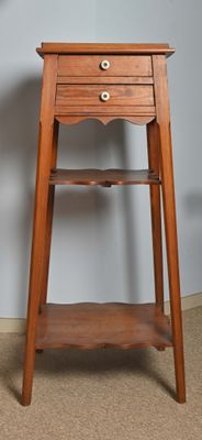 une petite table en bois avec un tiroir
