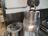 un mixeur posé sur une table dans une cuisine