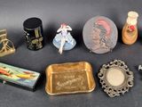 un grand nombre d'objets posés sur une table