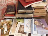 de nombreux livres posés sur la table, avec des images dessus