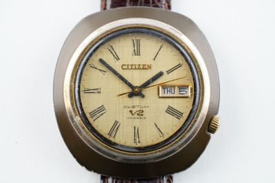 gros plan d'une montre-bracelet avec des chiffres romains