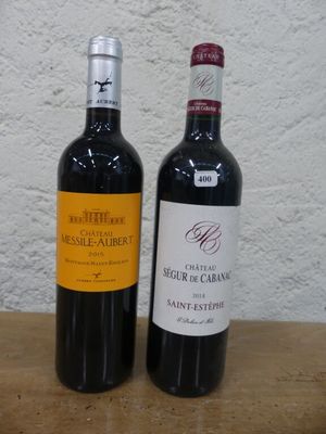 deux bouteilles de vin posées sur une table l'une à côté de l'autre
