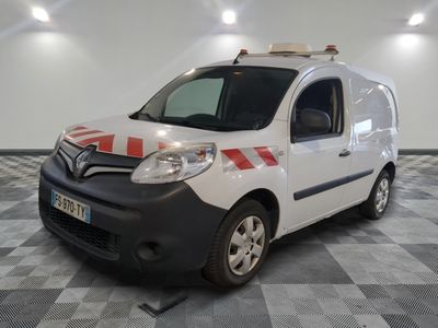 une camionnette blanche avec une bande rouge et blanche sur le côté