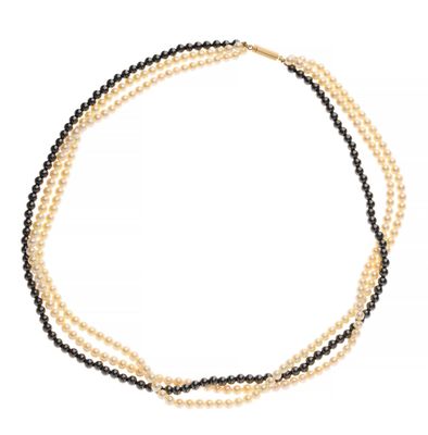 un collier en perles noir et blanc composé de deux rangs de perles