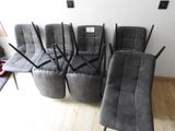 a row of chairs that are lined up in a room