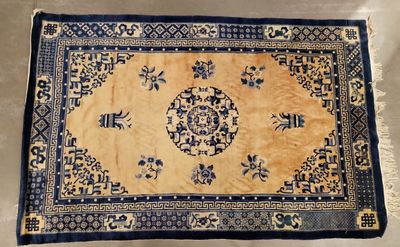 un vieux tapis oriental orné de motifs bleus et jaunes