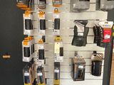 une vitrine présentant des téléphones portables accrochée au mur d'un magasin
