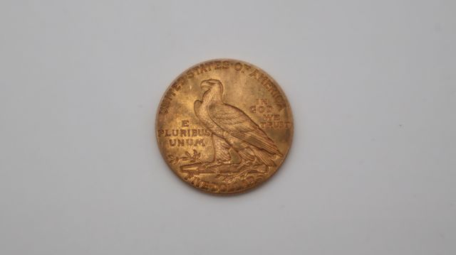 Une pièce de monnaie en or à valeur faciale de cinq dollars USA t...