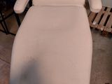 une photo d'une table de massage blanche dans une pièce