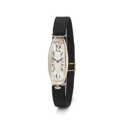 un gros plan d'une montre sur un fond blanc avec un fond blanc