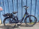 un vélo garé près d'un mur bleu