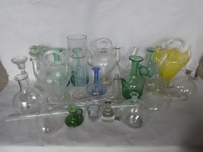 de nombreux vases en verre de différentes couleurs sur la table