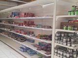 de nombreux rayons du magasin remplis de boissons