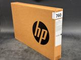 Le logo HP figure sur le côté d'une boîte marron