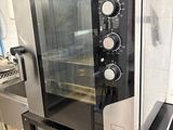 un micro-ondes posé sur un meuble dans la cuisine