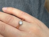 une femme portant une bague sertie d'un diamant