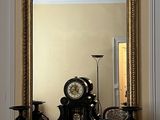 une cheminée surmontée d'une horloge, dans une pièce