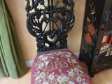 une chaise sur laquelle est posé un coussin rouge