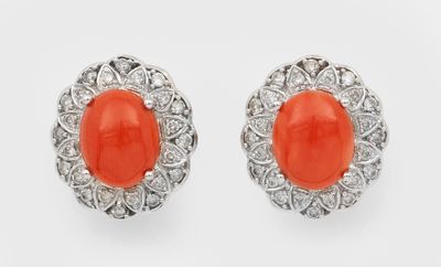 une paire de boucles d'oreilles en corail et diamants