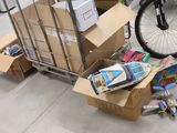 un chariot rempli de cartons et un vélo à l'arrière-plan