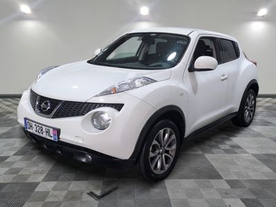 le suv nissan juke blanc est garé sur un sol en damier