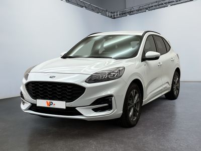 un SUV Ford Kuga blanc garé dans un showroom