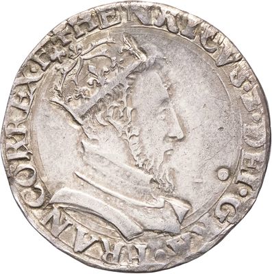 Gros plan sur une pièce de monnaie ornée d'une couronne