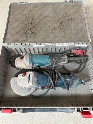 une boîte contenant des outils posée sur le sol