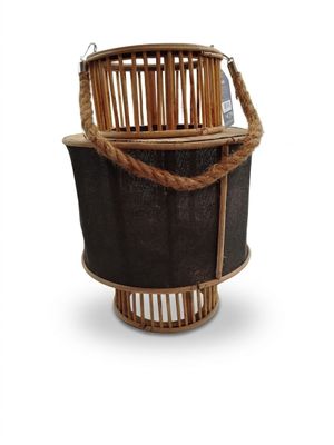 un panier muni d'une anse et entouré d'une corde