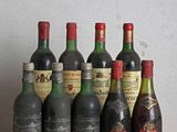plusieurs bouteilles de vin sont alignées sur une table en bois