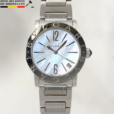 une image d'une montre en gros plan sur fond blanc