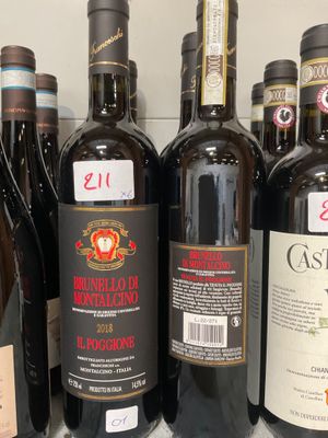 des bouteilles de vin sont alignées sur une étagère dans un magasin