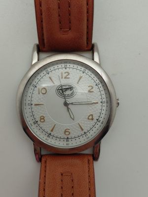 une image d'un gros plan d'une montre-bracelet sur une surface blanche