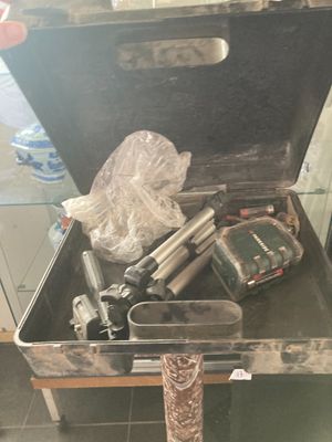 une valise contenant un grand nombre d'objets