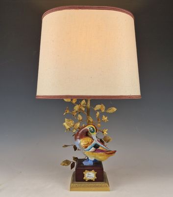 une image représentant une lampe sur laquelle est posé un oiseau