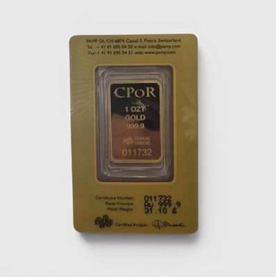 un lingot d'or dans son emballage, sur fond blanc