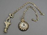 un collier orné d'un oiseau et d'un autre oiseau suspendu à une chaîne
