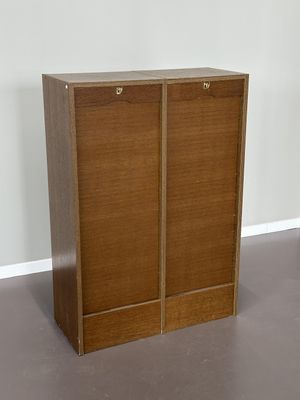 un meuble en bois dans le coin d'une pièce
