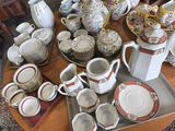 une table sur laquelle sont disposés de nombreux types de vaisselle différents
