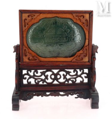 Plaque chinoise en jade vert sculpté, sur socle
