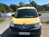 La camionnette jaune est garée sur le bord de la route.