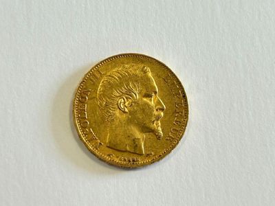 an image of a gold coin with a man ' s face on it