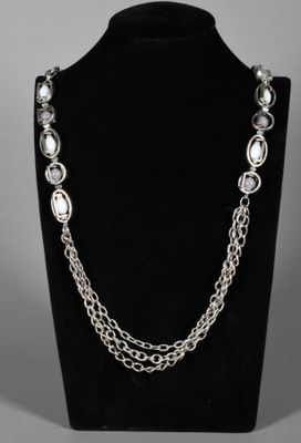 Long Collier Sautoir Dubin. H. DUBIN. Sautoir en métal argen…