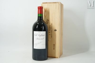 une bouteille de vin posée à côté d'une caisse en bois