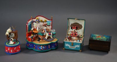 quatre figurines assises sur une table