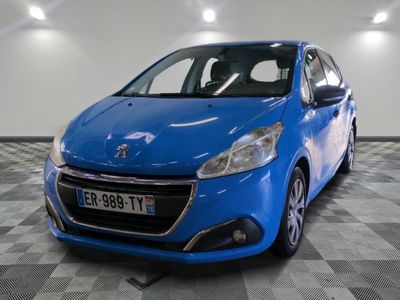 la voiture bleue est garée sur un sol en damier dans le garage